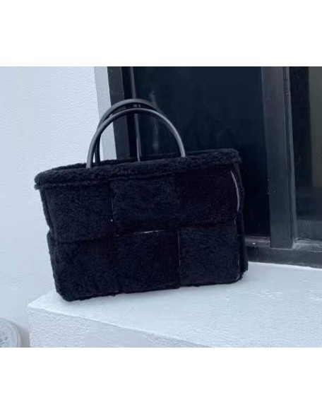 Wholesales Winter customized logo fashion purses and handbags wholesale Hand Knitted wool lady handbags for woman