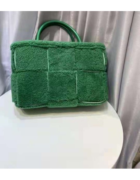 Wholesales Winter customized logo fashion purses and handbags wholesale Hand Knitted wool lady handbags for woman