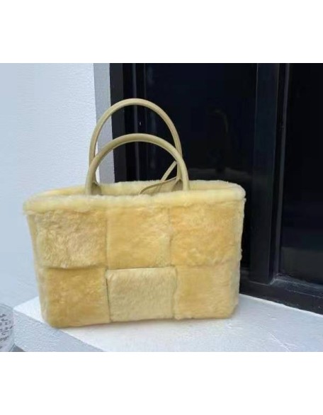 Wholesales Winter customized logo fashion purses and handbags wholesale Hand Knitted wool lady handbags for woman